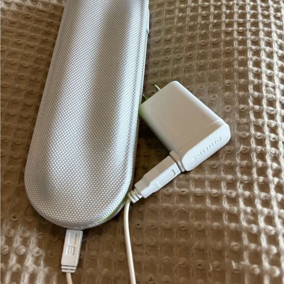 Philips Sonicare Toothbrush with Lime Green Case. NEVER USED